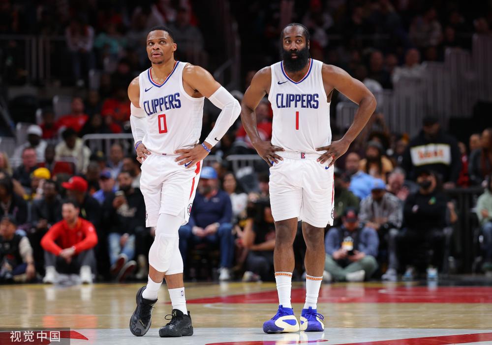 他迅速运球 他迅速运球